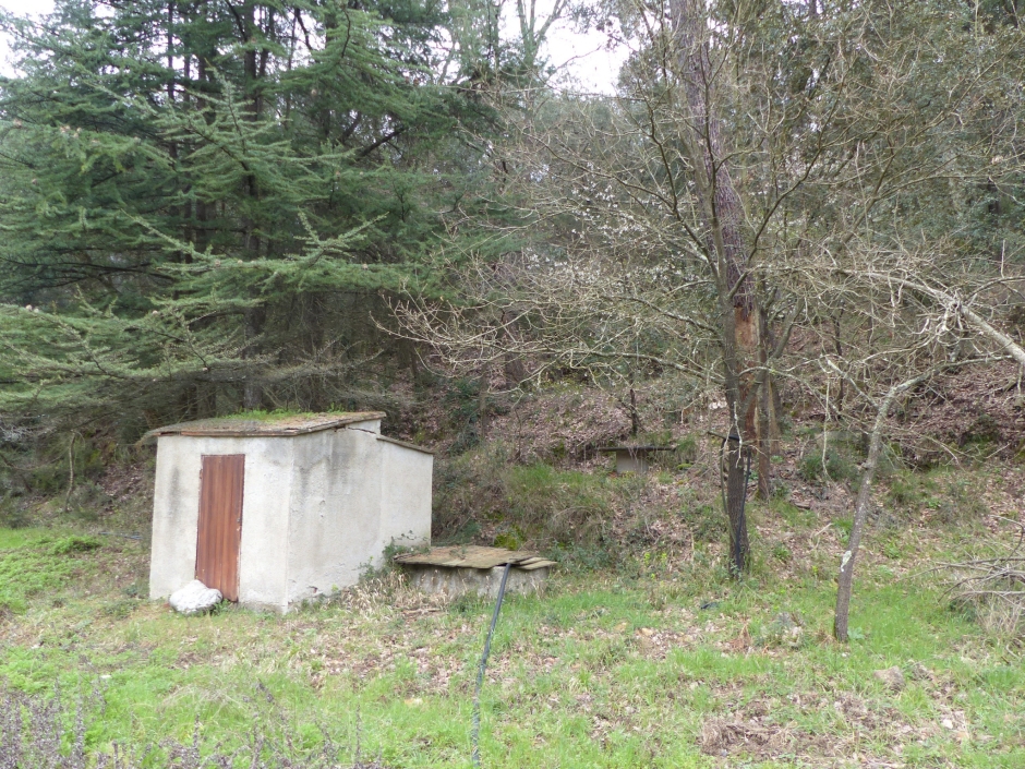 Situació de la caseta de la bomba i els tres pous situats la Quintana de Can Pasí amb la font al costat dret.