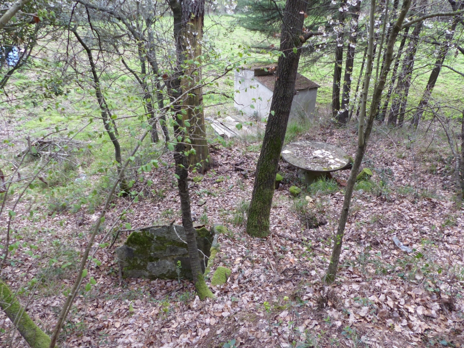 Situació de la font amb la taula, la barraca del pou.