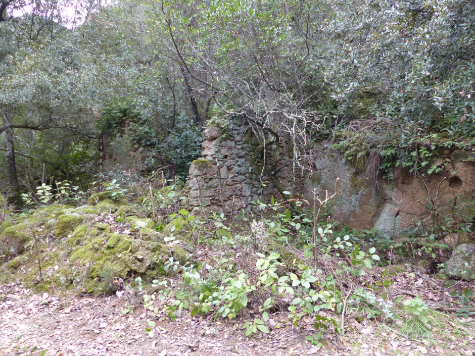 Vista general del murs de Cal Pioc.