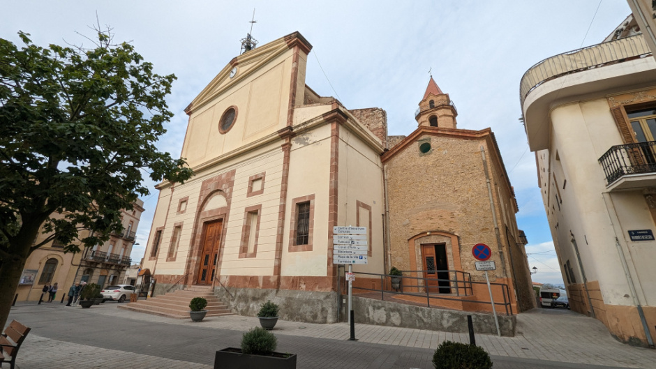 Façana de l'església i capella del Santíssim