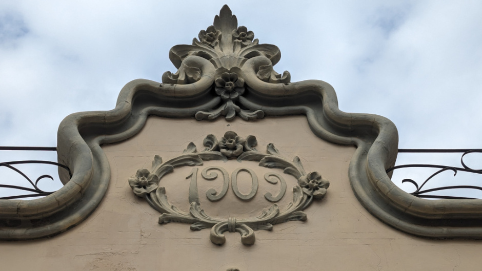 Detall de la data de la façana