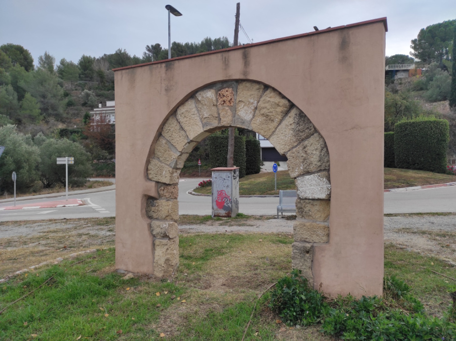 Cara exterior de l'arc quan estava col·locat a Can Sàbat