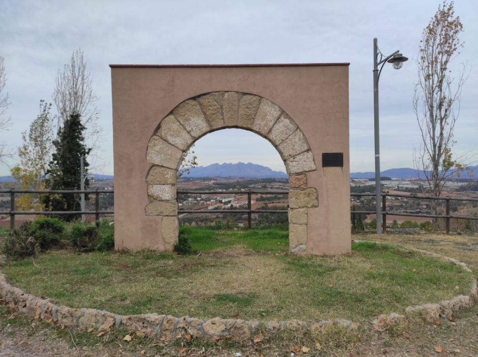 Vista de l'arc emmarcant Montserrat