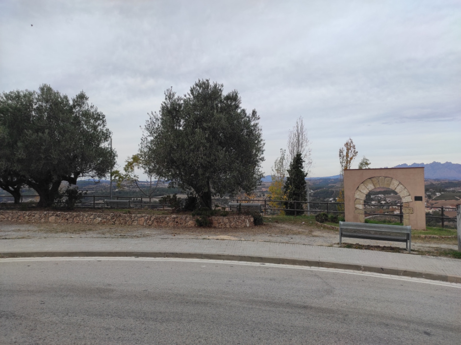 Vista de l'arc a la zona enjardinada del Mirador Adolf Galès