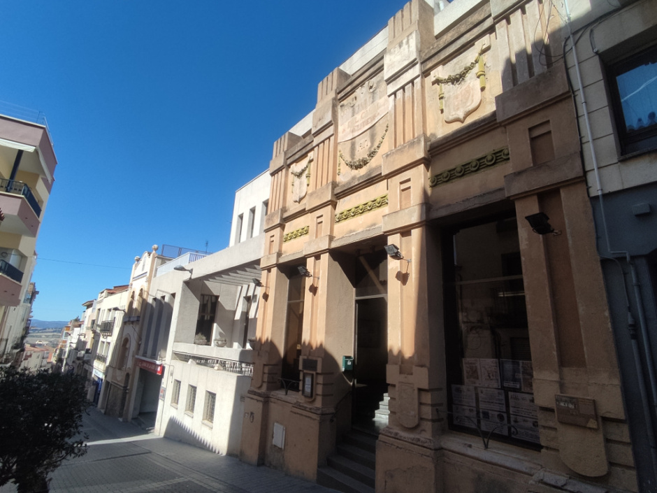 El Casal d'Avis ubicat al costat de l'edifici de la Unió del Casal Gelidenc