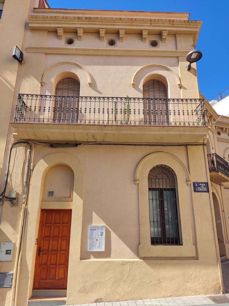 Façana lateral a la plaça de l'església