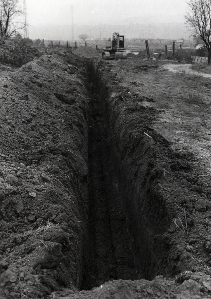 Vista de la rasa pel pas de l'oleoducte de CAMPSA. A. Cebrià, G. Ribé, M.R. Senabre. 1990 - Inventari del Patrimoni Arqueològic i Paleontològic de Catalunya