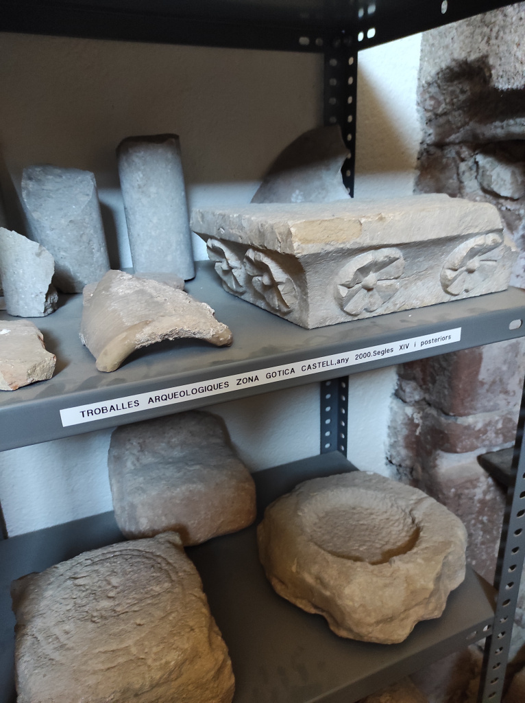 Peces provinents de l'excavació del castell. 