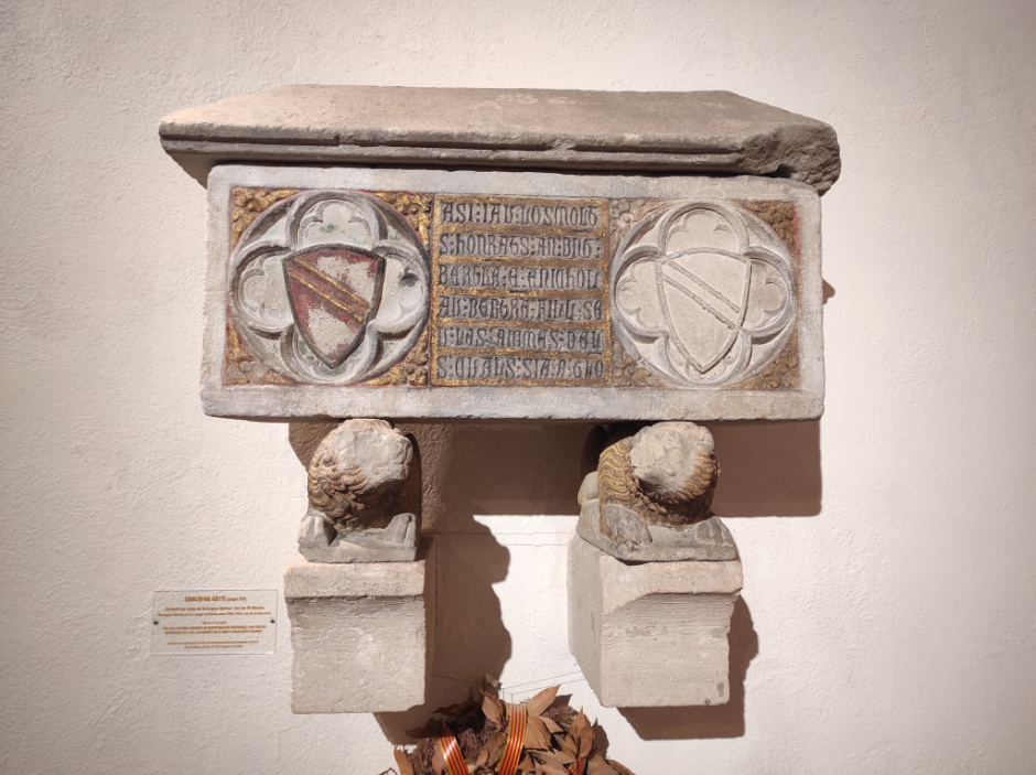 Sarcòfeg gòtic de Berenguer Bertran i el seu fill Nicolau. Senyor de Gelida entre 1368 i 1375.