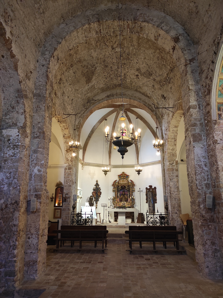 Volta de canó de la nau i absis al fons. 