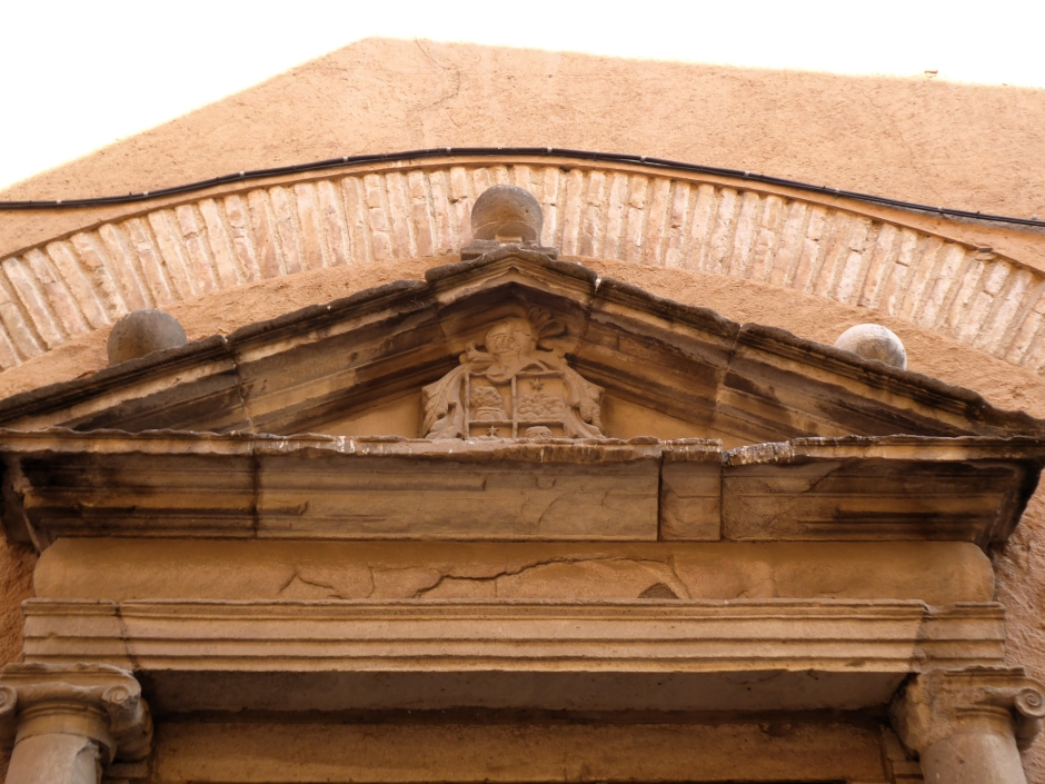Frontó del portal de migdia, amb l'escut dels Perpinyà