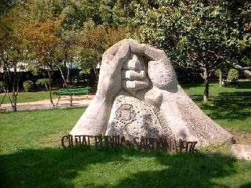 Monument a la Sardana. Foto entorn de l'any 2002