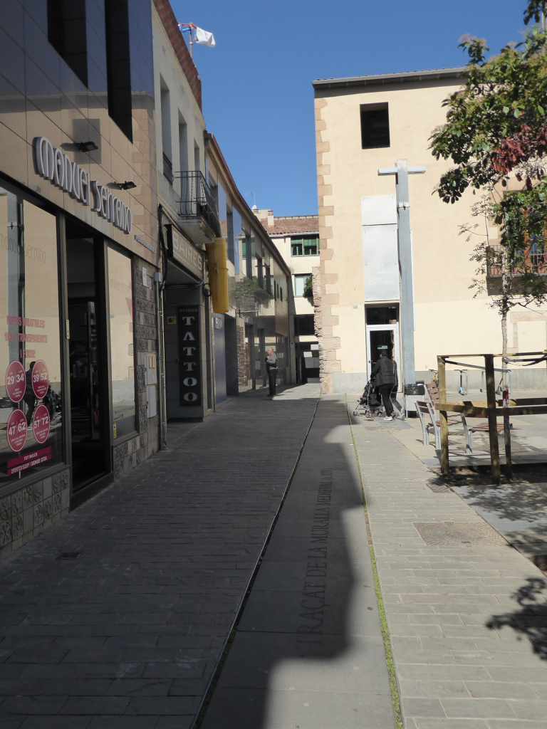 Plaça de Maluquer i Salvador amb el traçat de la muralla marcat al paviment