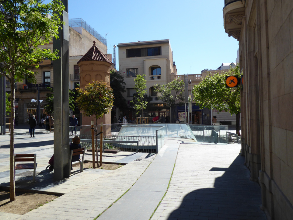 Marca en el paviment del traçat de la muralla