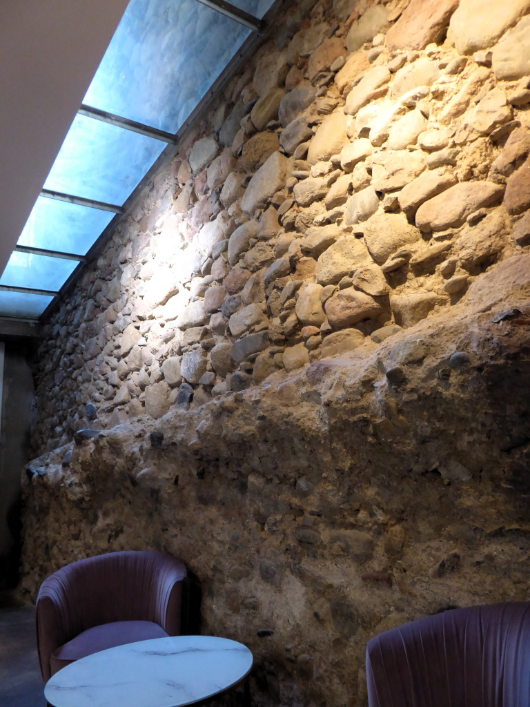 Muralla des del soterrani de la cafeteria