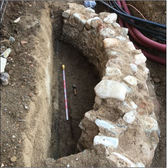 Fonaments de la torre carlina. Foto extreta de la memòria de l'excavació