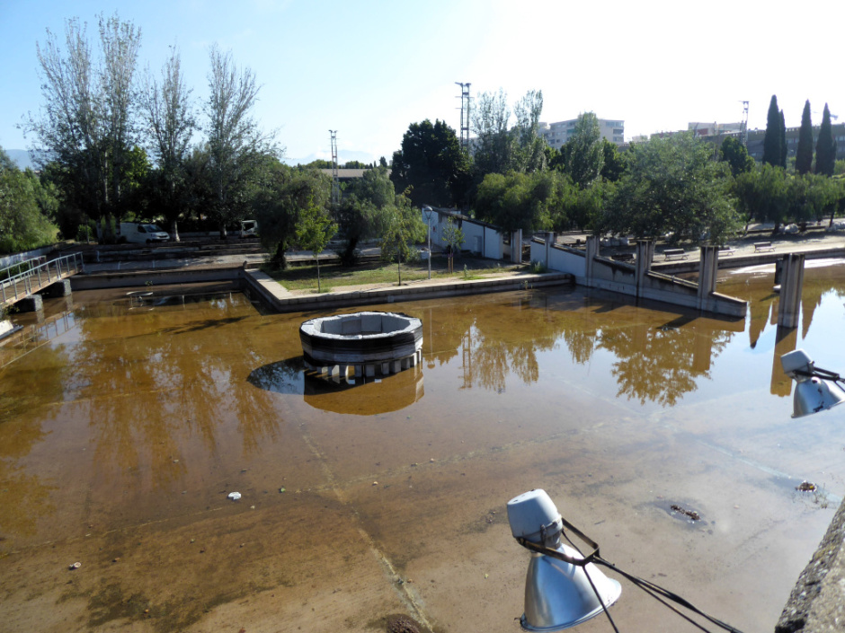 Parc amb l'estanc mig buit a causa de la sequera (2024)