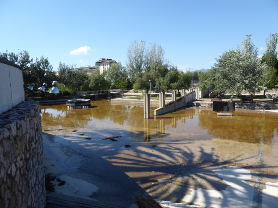 Parc amb l'estanc mig buit a causa de la sequera (2024)