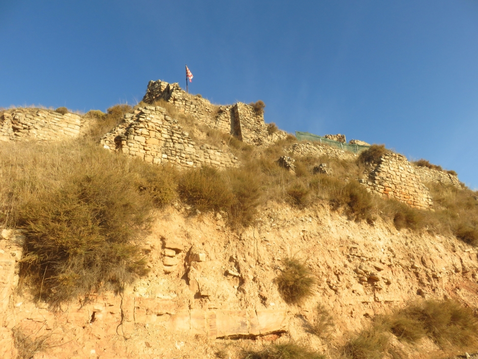 Imatge del castell des del sud, amb els murs del recinte jussà en primer terme.