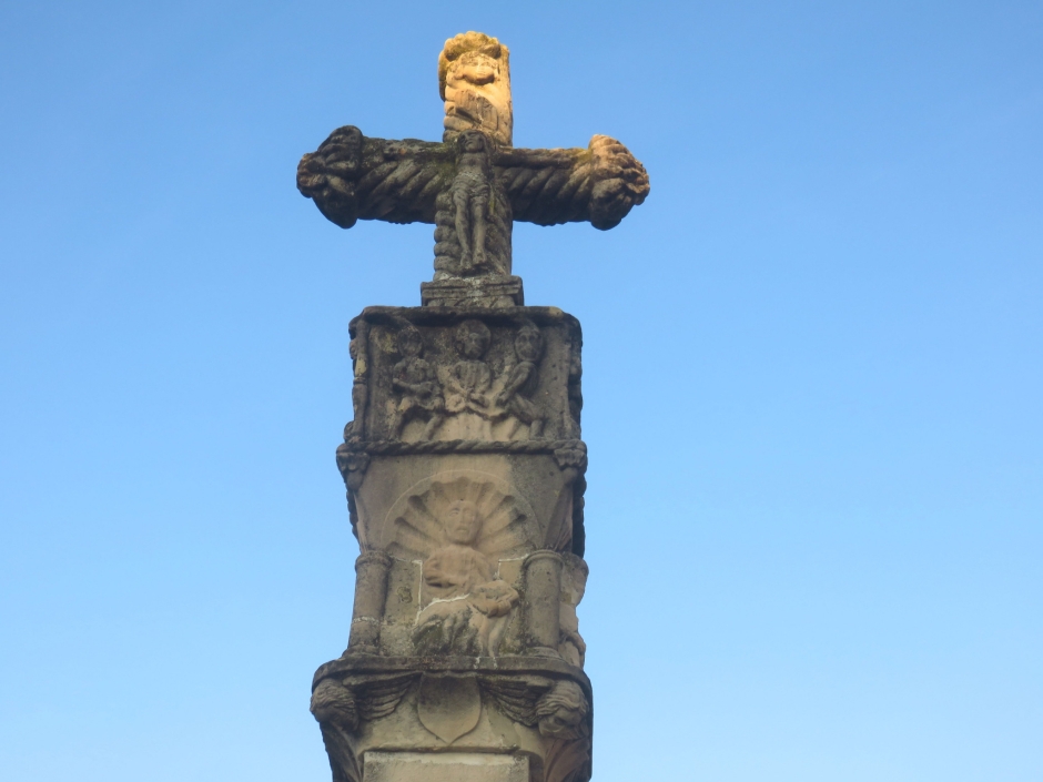 Imatge de proximitat del capitell i la creu.