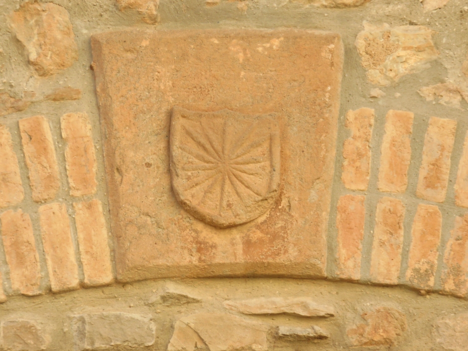 Detall de la pedra (probablement reaprofitada) del portal del carrer del Castell, 27, amb l'emblema dels Rajadell.