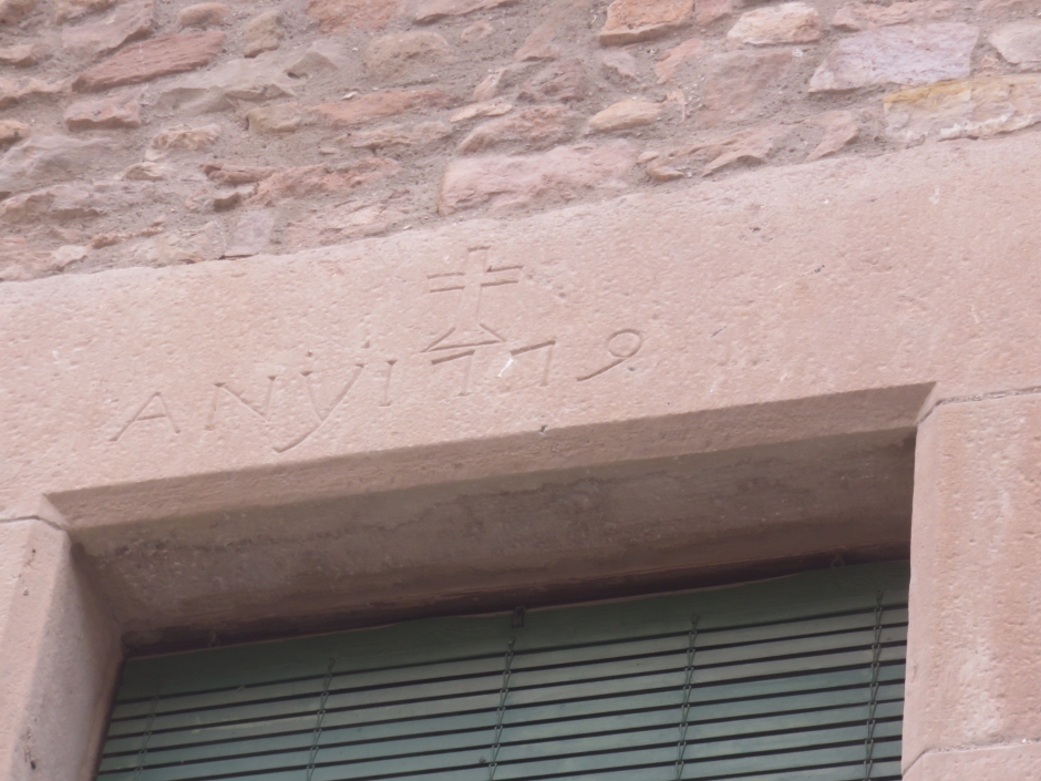 Detall de la finestra amb la inscripció.
