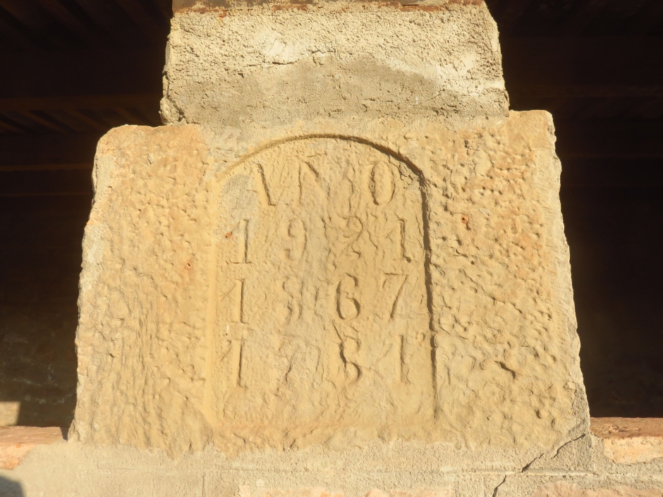 Detall del pilar amb les inscripcions.