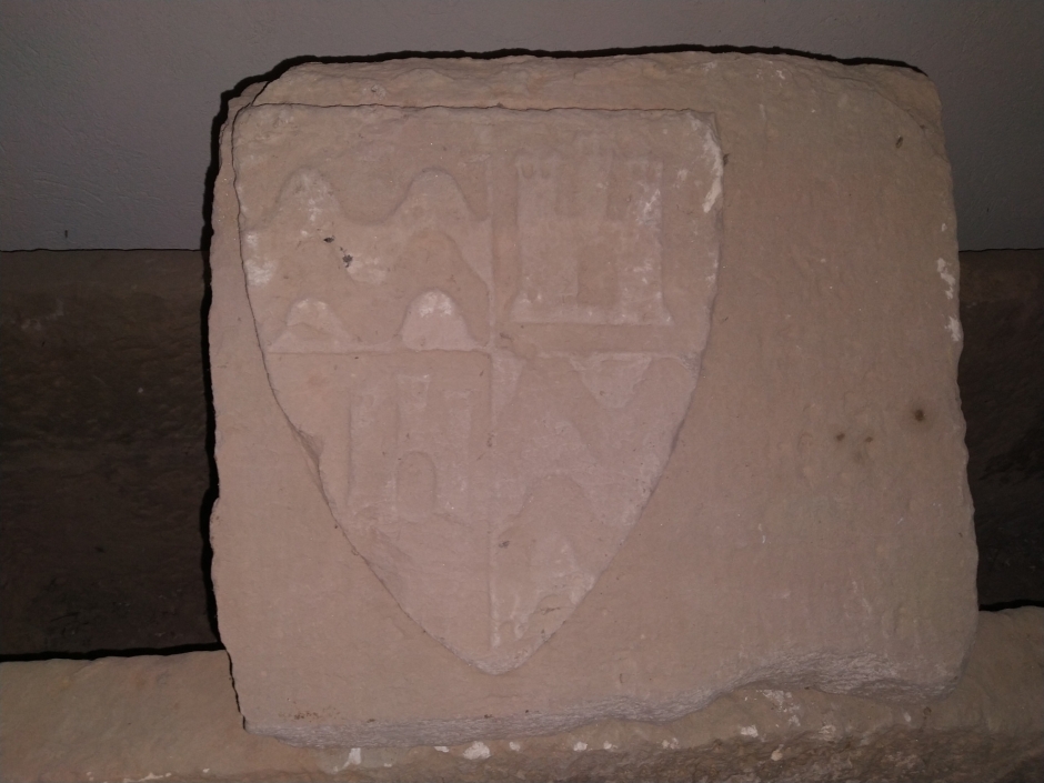 Imatge de detall del fragment de la coberta amb l'escut.