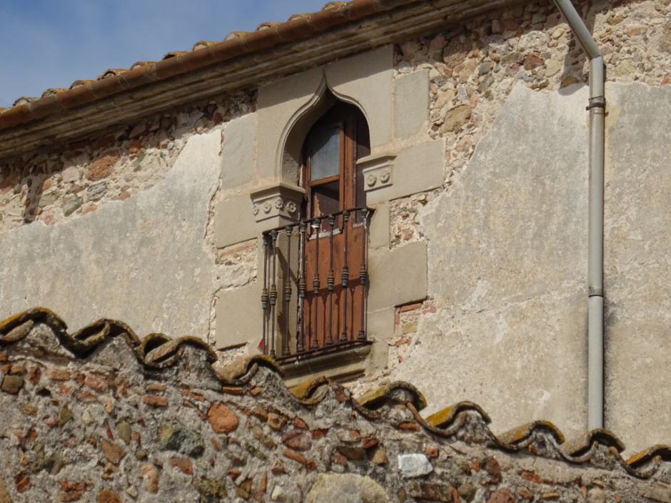 Detall de la façana de Ca l'Artigues de la Serra