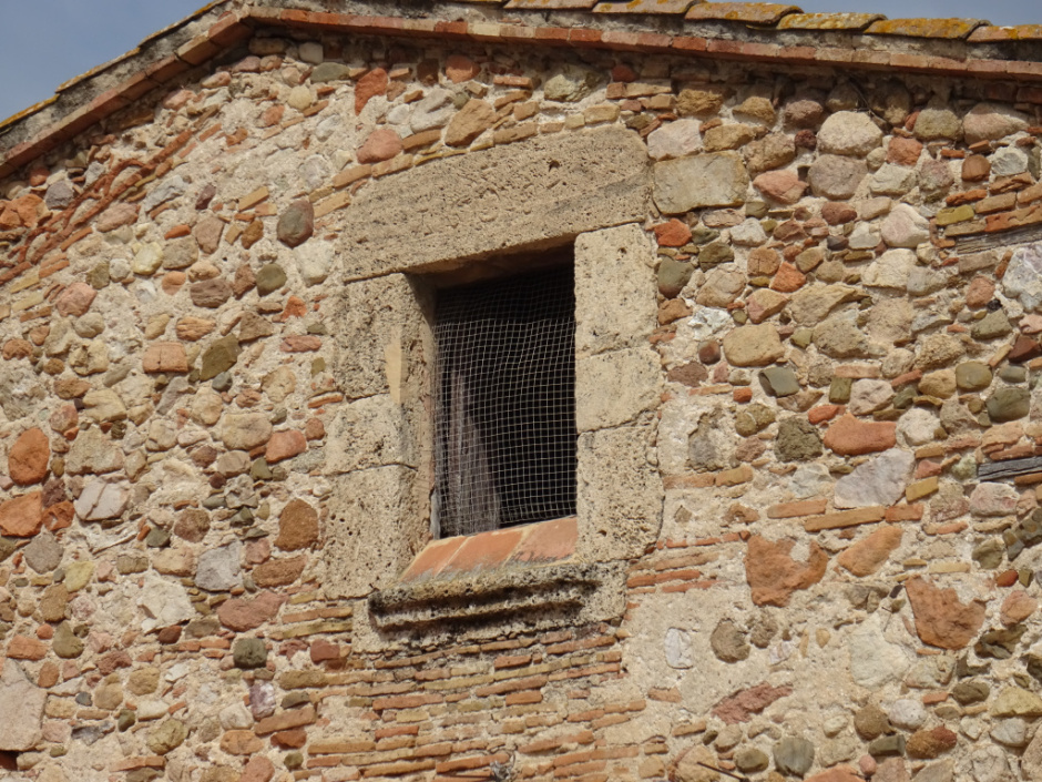 Finestra d'una construcció del barri de Ca l'Artigues de la Serra