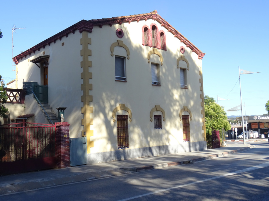 Façana lateral de Can Sant Pere