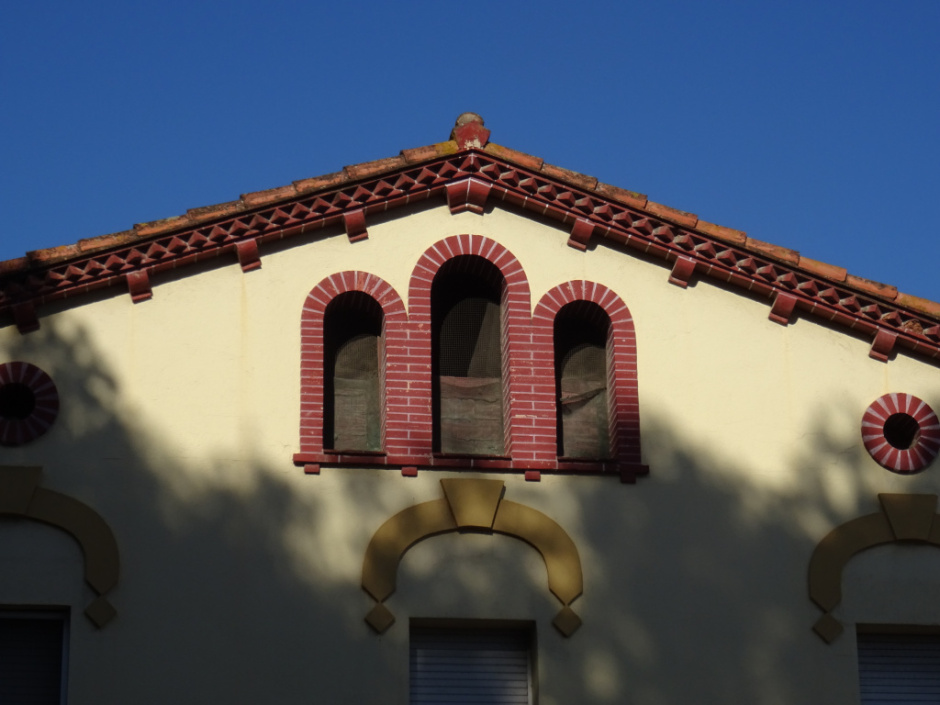 Detall de la façana lateral de Can Sant Pere