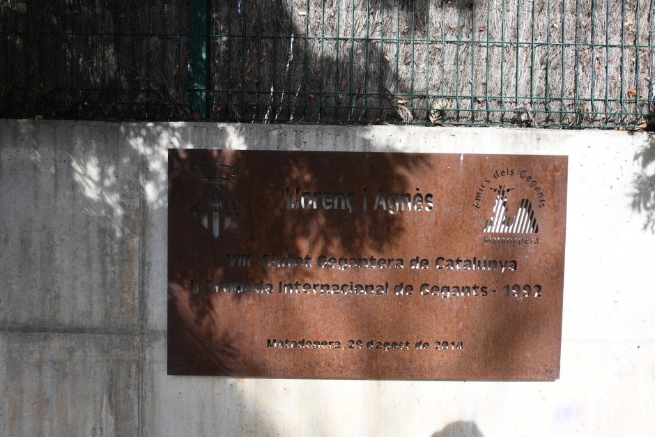 Detall de la placa commemorativa, posada en el mur posterior de la plaça.