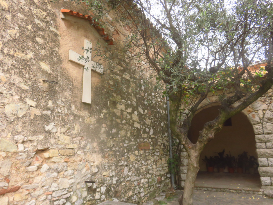 Vista de la creu en el mur de la rectoria.