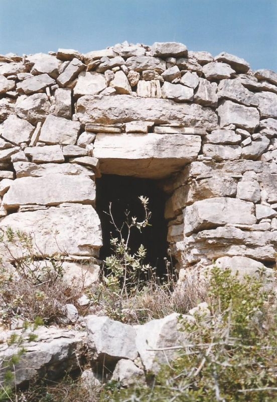 Detall de la porta. Foto: Drac Verd de Sitges. Wikipedra.