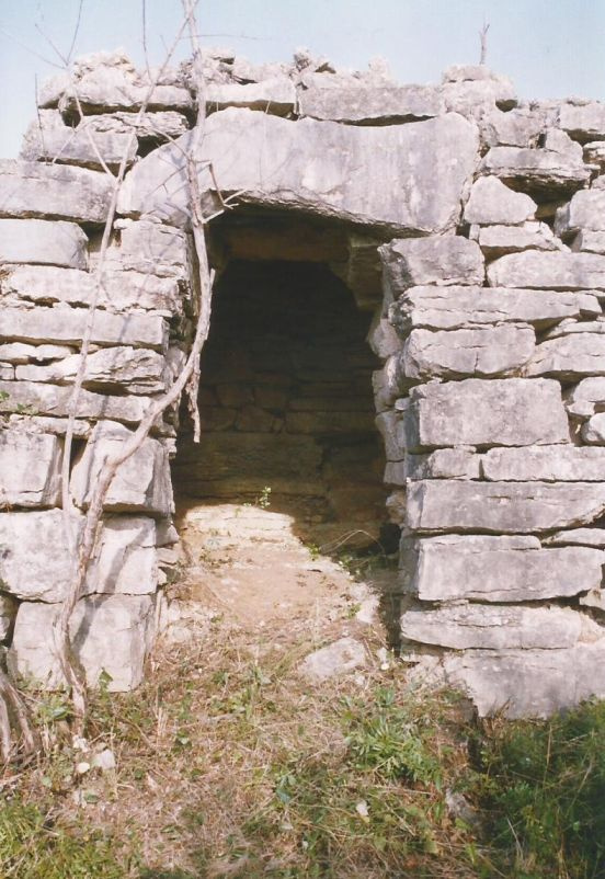 Detall de la porta. Fotografia: Drac Verd de Sitges. Wikipedra.