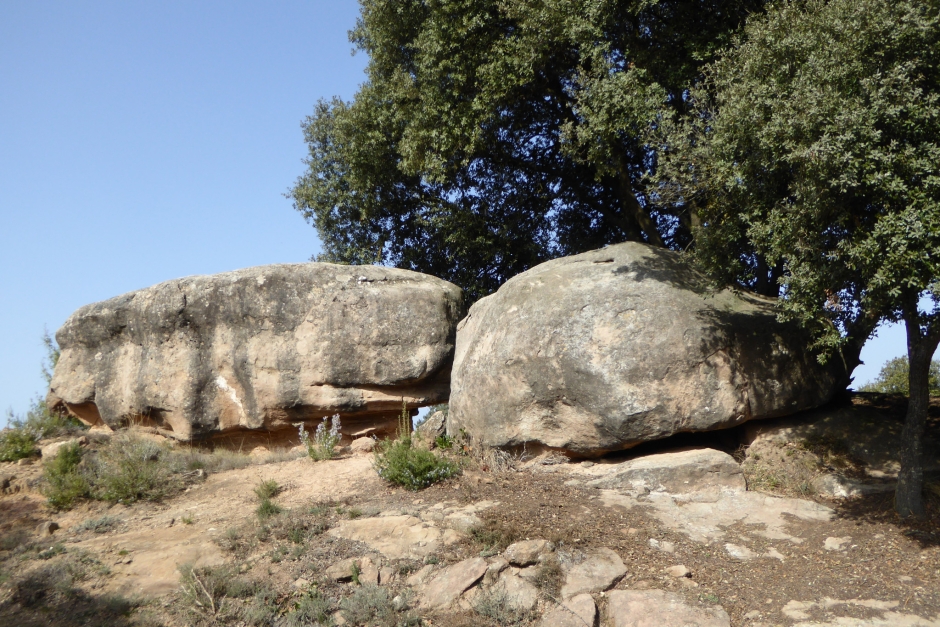 Dos blocs de roca al nord el camí, on hi ha la tomba número 1 i un dipòsit