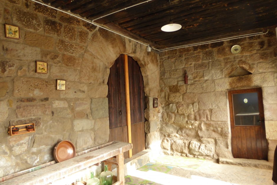 Antic portal adovellat, a la façana de llevant, interior
