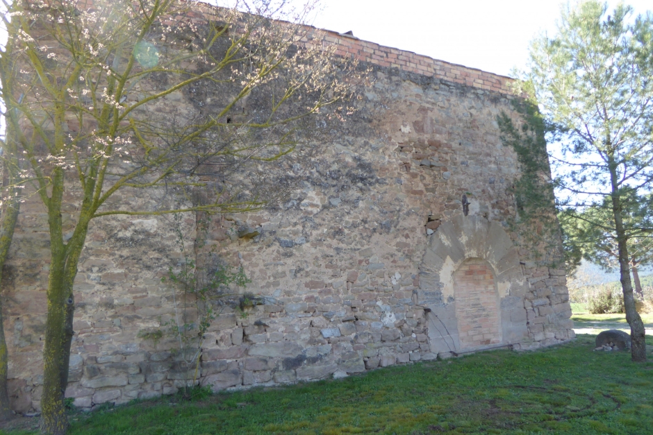 Façana nord amb portal adovellat
