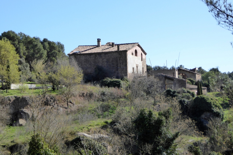 A la dreta, coberts sobre la cinglera