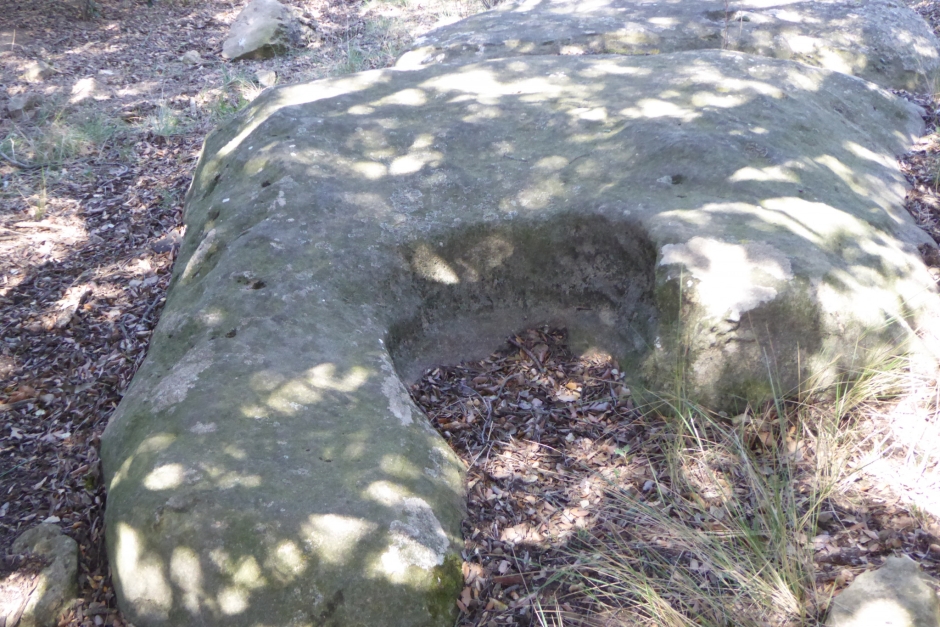 Retall en una altra roca al costat de la tomba