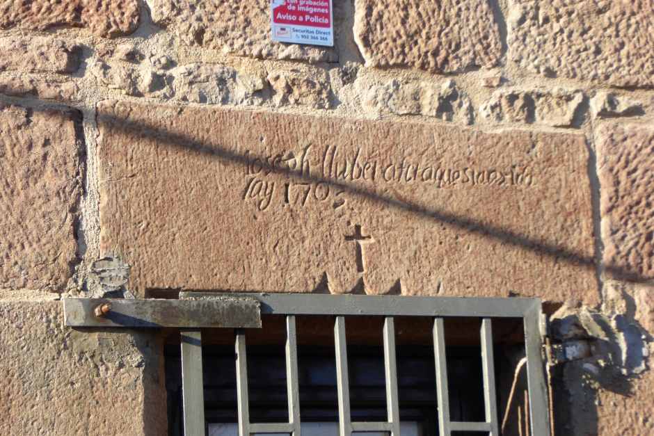 Llinda a la façana nord amb inscripció: "Joseph Llubet a fet aquesta [axida] lay 1703”.