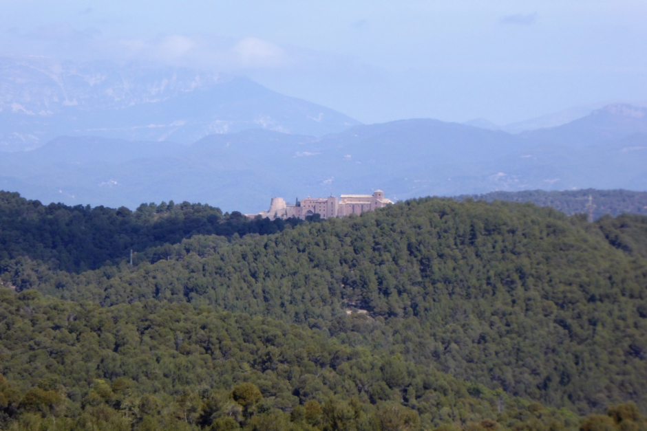 Vista del castell de Cardona des del castell de Torroella