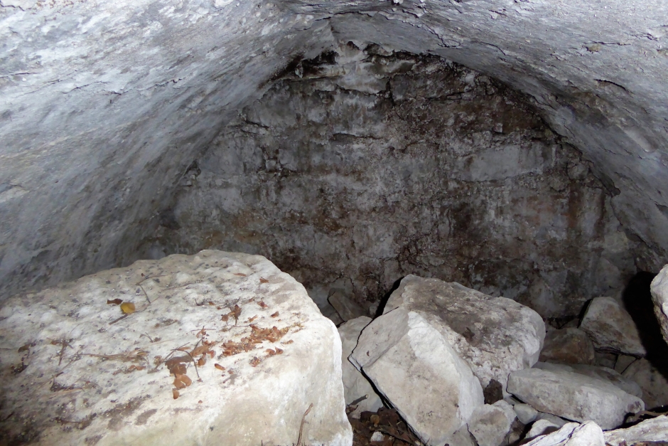 Interior de la cisterna, amb volta apuntada