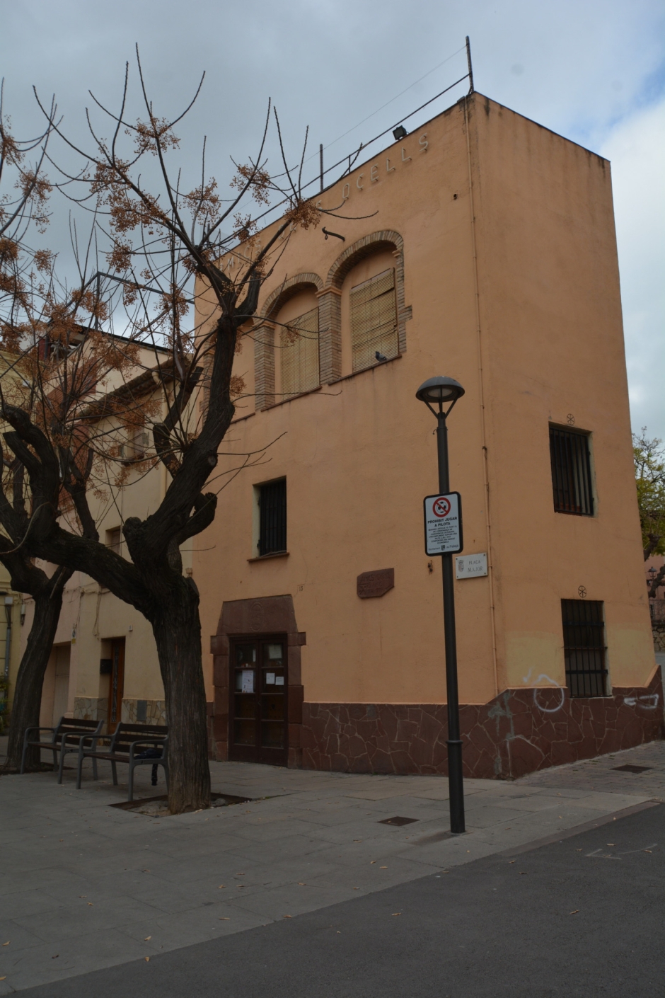 L'edifici des de la plaça Major