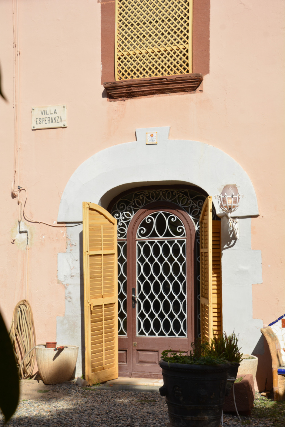 Porta d'accés a la casa