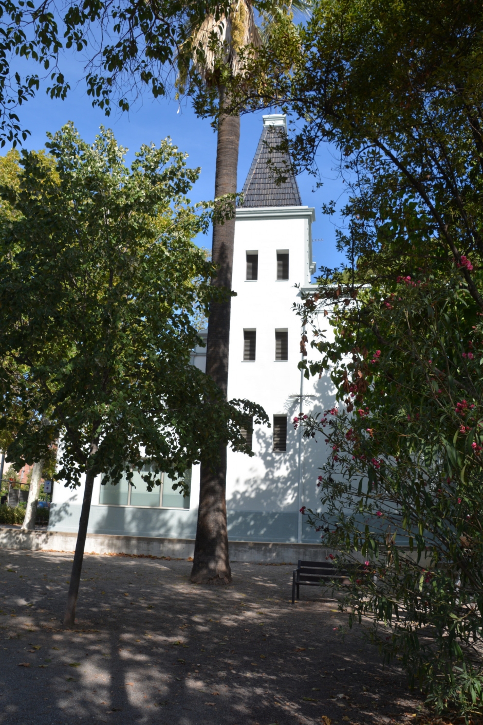 Façana de migdia des del parc de la Molinada