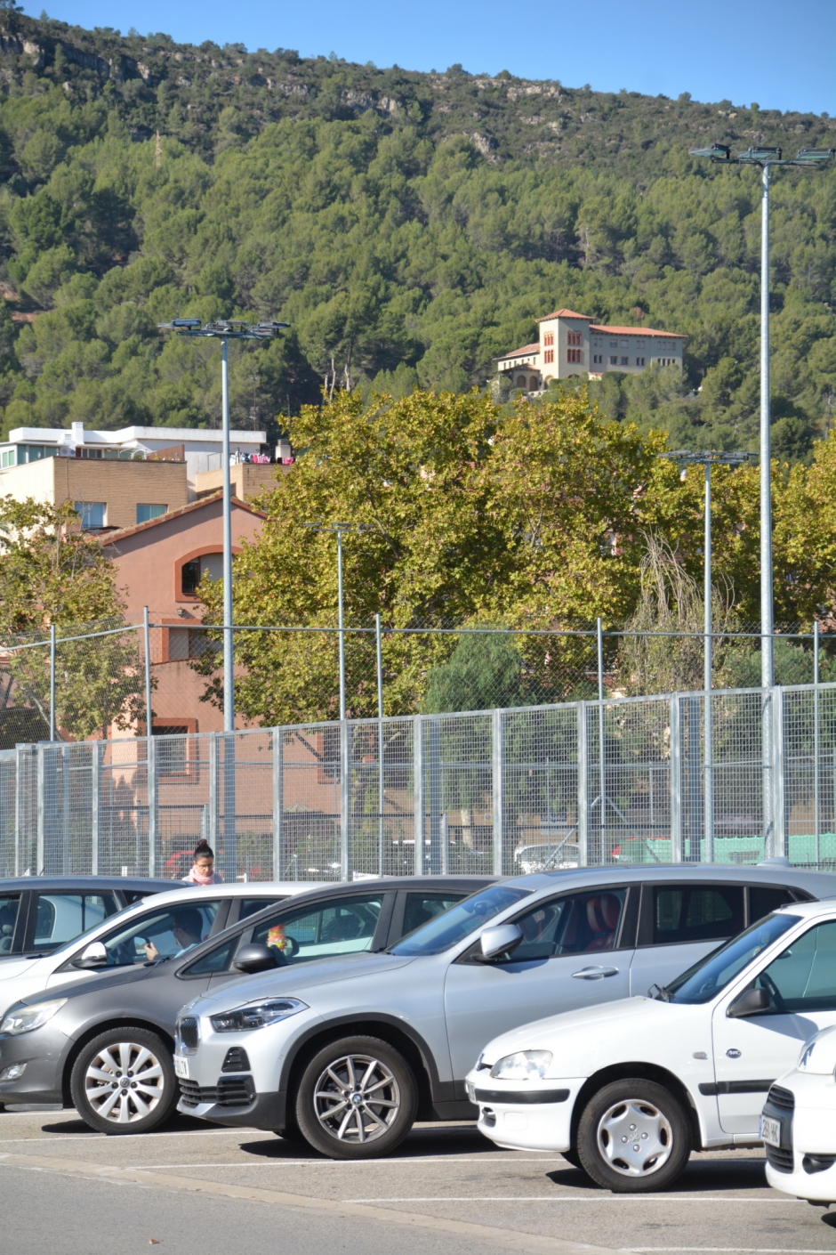 El Noviciat, a dalt a la dreta, des de la zona esportiva municipal, a l'entrada de Pallejà.