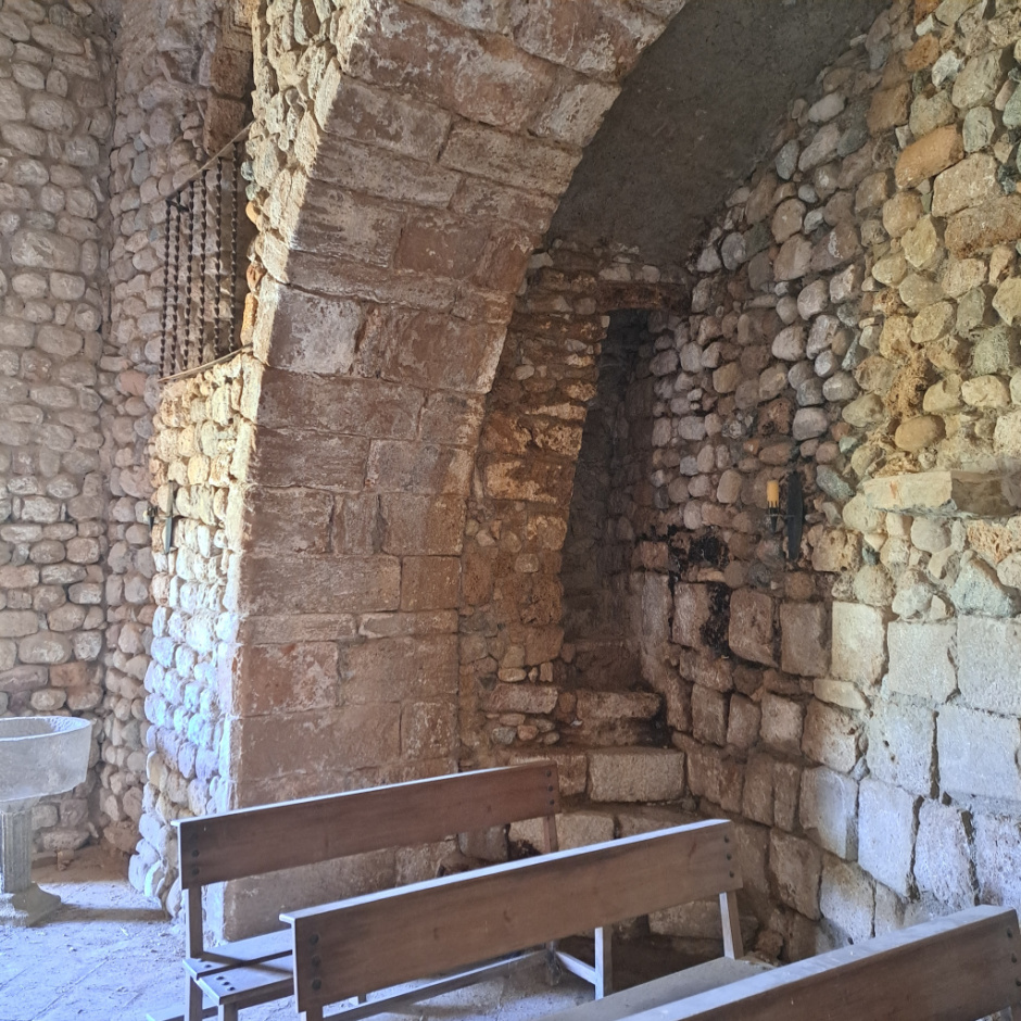 Des de dins l'església, punt on s'adossa amb la torre