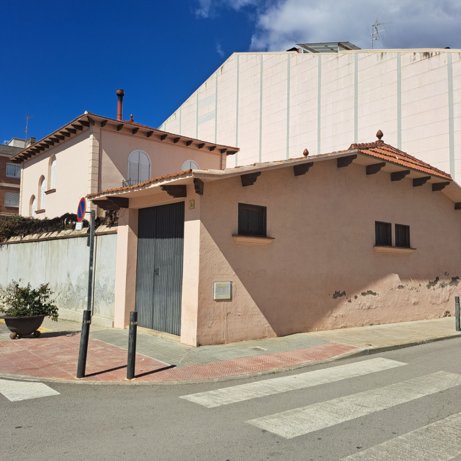 Façana lateral i posterior i cotxera